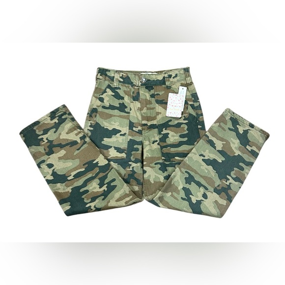 🔥NWT! FREE PEOPLE!! CAMOUFLAGE JEANS!! A MUST HAVE! TRENDING!!🔥 - Picture 2 of 15
